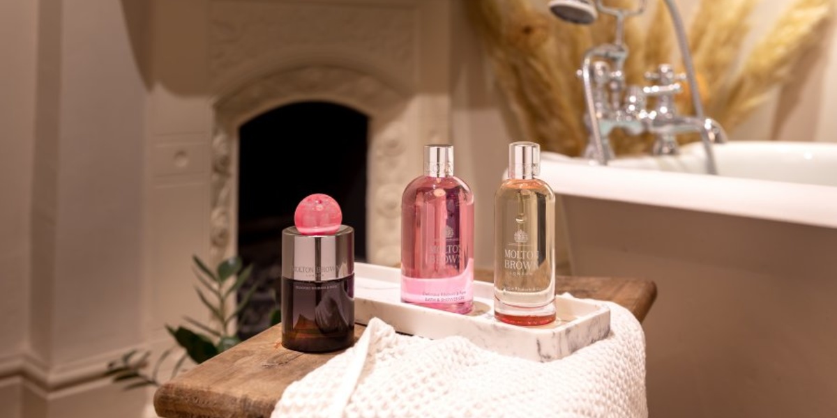 مفهوم جديد للأناقة مراجعة عطر RHUBARB & ROSE من MOLTON BROWN مجلة هي